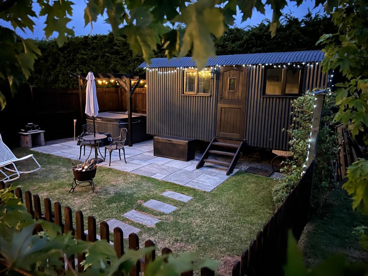 Shepherds Hut With Hot Tub Wells Εξωτερικό φωτογραφία
