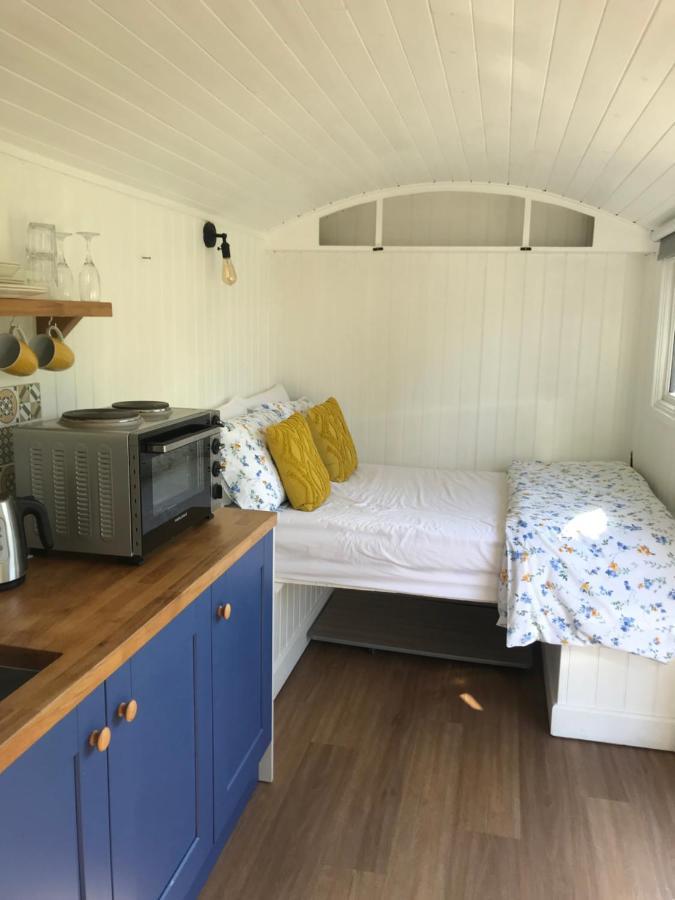 Shepherds Hut With Hot Tub Wells Εξωτερικό φωτογραφία