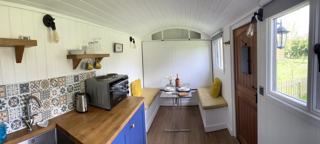 Shepherds Hut With Hot Tub Wells Εξωτερικό φωτογραφία