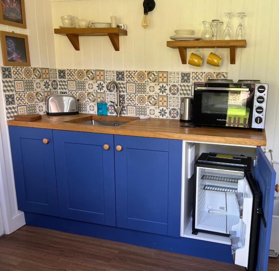 Shepherds Hut With Hot Tub Wells Εξωτερικό φωτογραφία